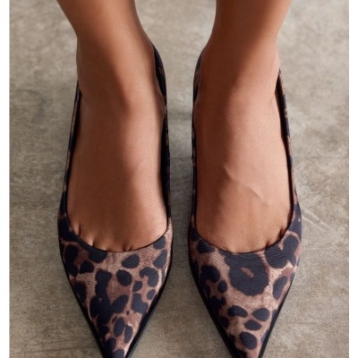 Sapatilhas pontiagudas com padrão animal print castanho e preto nos pés