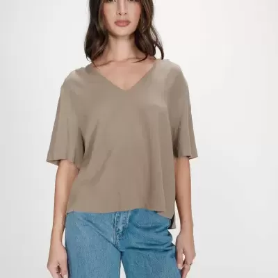 Blusa castanha de manga curta com decote em V e jeans azuis
