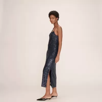 Vestido longo justo azul escuro com lantejoulas e racha lateral