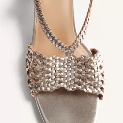 Sandália feminina prateada trançada com tira ao tornozelo e solado bege