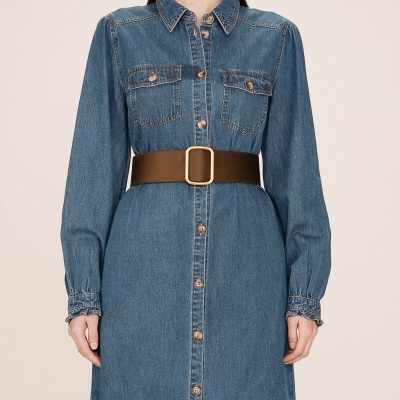 Vestido de ganga azul com cinto castanho em fundo neutro