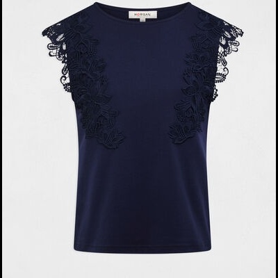 Top feminino azul-marinho com renda floral nas mangas, etiqueta MORGAN.