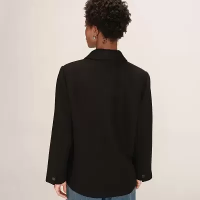 Casaco preto de tecido liso visto de costas