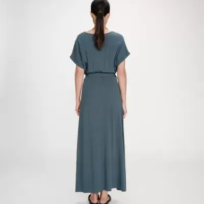 Vestido comprido azul cinzento com cinto visto de costas