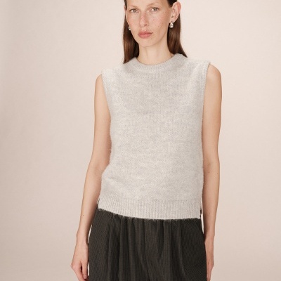 Colete cinza claro sem mangas em malha com gola redonda e calças pretas