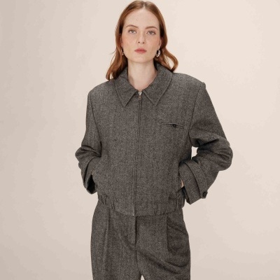 Conjunto cinza espinha de peixe com casaco e calças