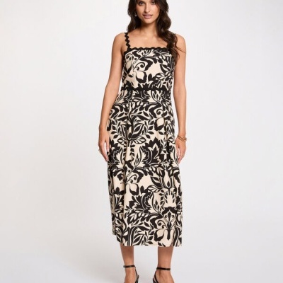 Vestido midi feminino com padrão floral preto e bege e alças onduladas.