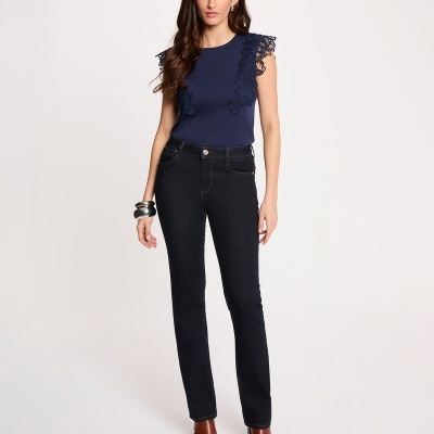 Mulher com calças de ganga e blusa azul com renda no ombro