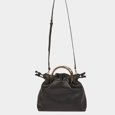 Mala de mão preta em pele com alça longa e detalhes em metal dourado