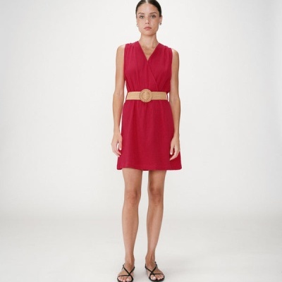 Vestido vermelho com cinto bege e sandálias pretas