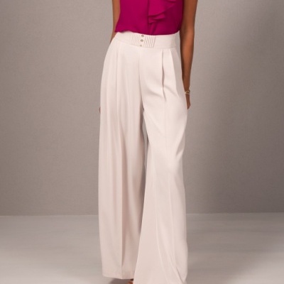 Conjunto feminino blusa rosa magenta com babados e calças brancas largas