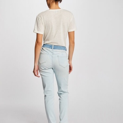 Pessoa de costas com t-shirt branca e calças de ganga azul clara