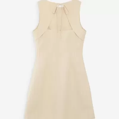 Vestido bege com riscas finas e laço nas costas