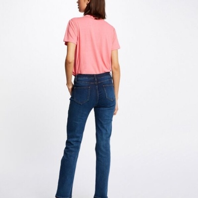 Mulher vista de costas com calças de ganga azuis e t-shirt rosa