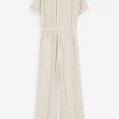 Macacão comprido bege claro com manga curta e cintura elástica