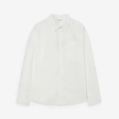 Camisa branca de manga comprida com bolso frontal e colarinho clássico