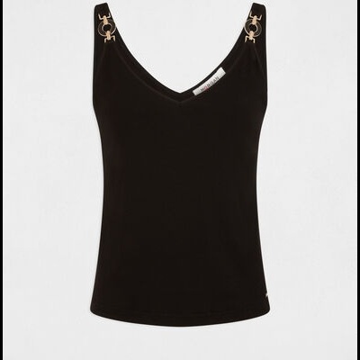 Top feminino preto com argolas douradas nas alças