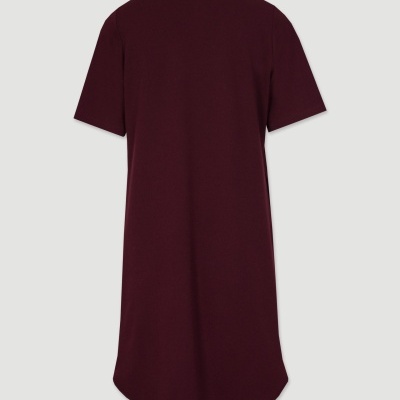 Vestido curto vermelho vinho de manga curta visto de trás