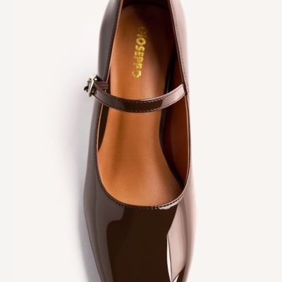 Sapato feminino castanho de verniz com fivela e interior castanho