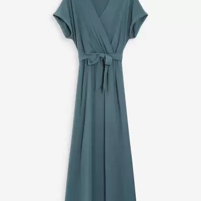 Vestido comprido azul com cinto e decote em V