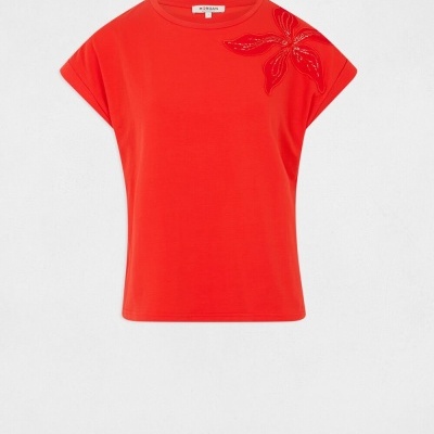 T-shirt vermelha com estampa floral em relevo no ombro, fundo branco