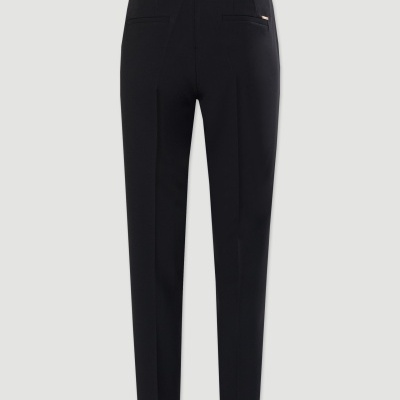 Calças pretas vistas de costas com bolsos e etiqueta metálica