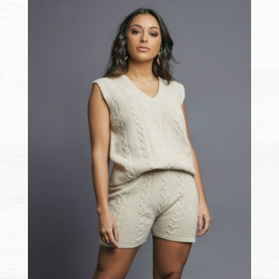 Conjunto feminino bege de malha com padrão de trança e colete sem mangas