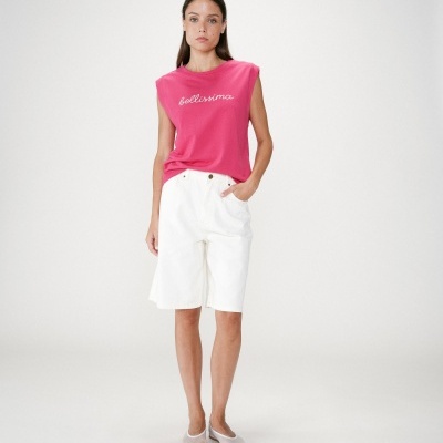 T-shirt rosa sem mangas com estampa branca e calções brancos em fundo branco