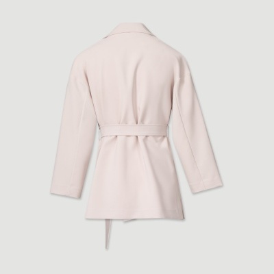 Casaco bege claro visto de costas com cinto na cintura