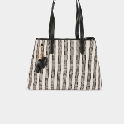 Mala de senhora riscada com alças pretas e pendente em forma de coração