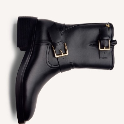 Bota preta em couro com duas fivelas douradas e salto baixo