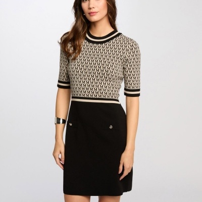 Vestido curto bicolor com padrão repetido M e gola preta