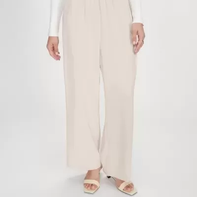 Calças largas bege com cintura elástica e sandálias creme em fundo branco