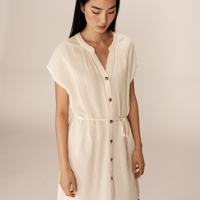 Vestido branco curto com botões e cinto