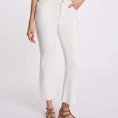 Calças brancas e sandálias castanhas com tachas douradas