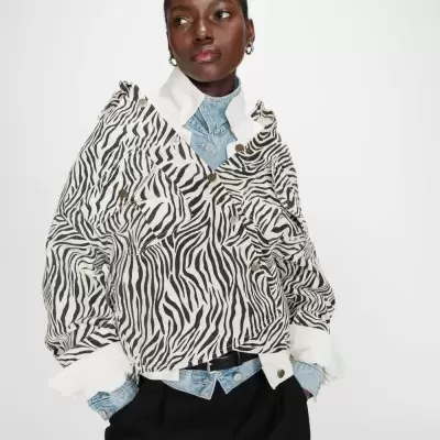 Casaco curto com padrão animal zebra preto e branco e golas brancas