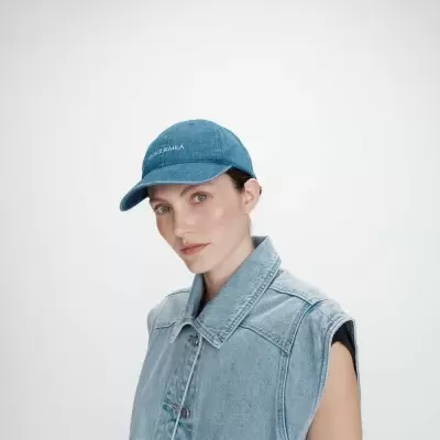 Boné de ganga azul com texto branco GRACE & MILA usado por mulher com colete de ganga azul claro