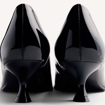Sapatos de salto médio pretos em verniz