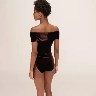 Body feminino castanho escuro em veludo ombro a ombro visto de costas