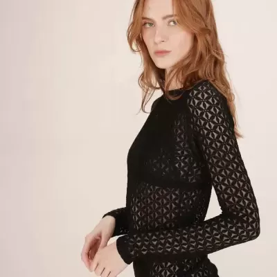 Body feminino preto rendado com padrão circular e mangas compridas