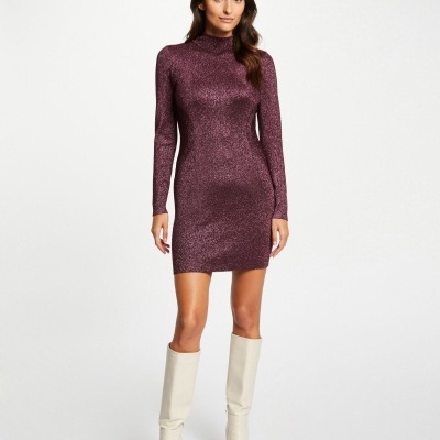 Vestido justo de manga comprida cor vinho com botas brancas