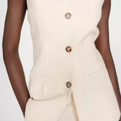 Top feminino creme com riscas finas, botões castanho translúcido e bolsos embutidos