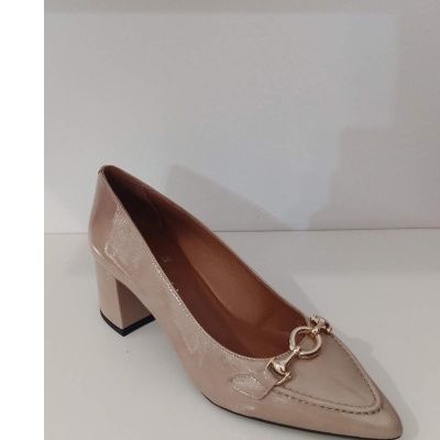 Sapato feminino bege claro de salto médio com detalhe metálico