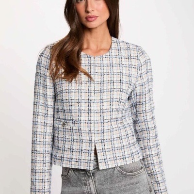 Casaco feminino xadrez branco, azul e bege com jeans cinza