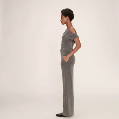 Vestido cinzento brilhante comprido com ombros descobertos e bolsos laterais