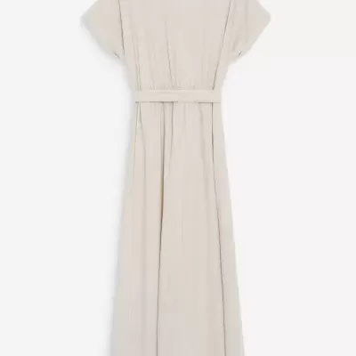 Vestido comprido bege claro com cinto no fundo branco