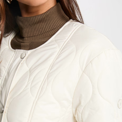 casaco acolchoado branco com padrão ondulado e botões prateados