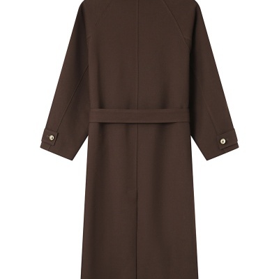 Casaco comprido castanho visto de costas sobre fundo branco