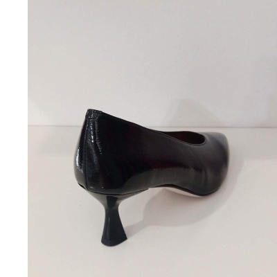 Sapato de salto médio preto verniz com salto curvo