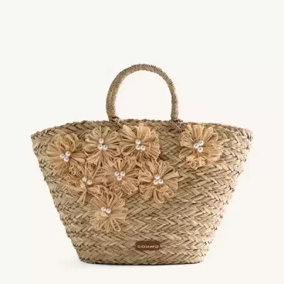 Saco de palha trançada com flores decorativas e alças redondas